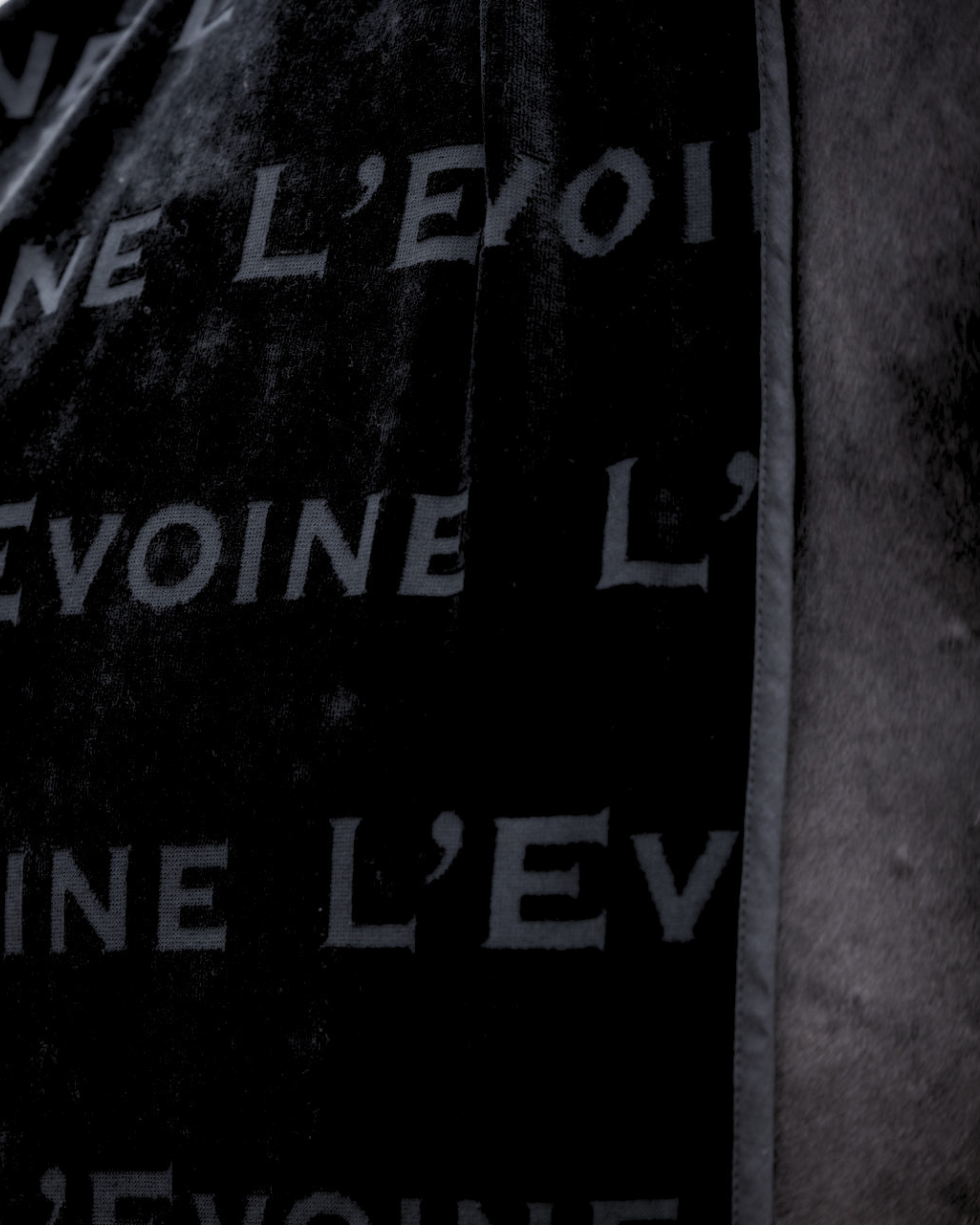 Le Bain noir sweat rug